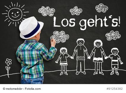 Fl�chtlingskind vor Tafel