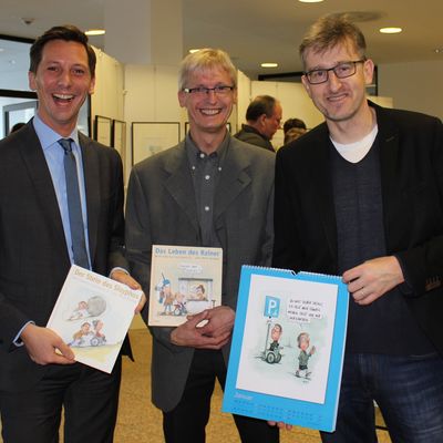 Ausstellungser�ffnung mit Philipp Hubbe (r.), Landrat Andreas M�ller (l.) und Martin Schneider, Vertrauensperson f�r Schwerbehinderte in der Kreisverwaltung