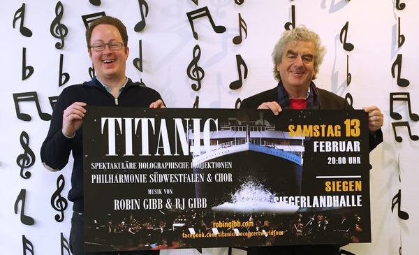 Foto Wolfgang Suttner (r.) und Michael Nassauer mit dem Plakat zum Titanic-Requiem