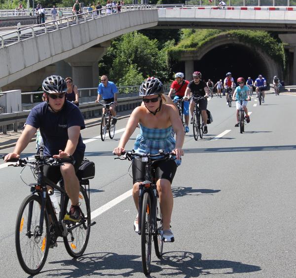 Dieses Bild wird es 2020 nicht geben: Radler bei Siegtal pur auf der HTS vor Ziegenbergtunnel