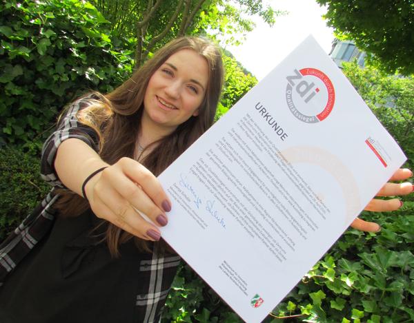 Urkunde als Qualit�tssiegel: das �zdi-Zentrum Regionalinitiative MINT Siegen-Wittgenstein� freut sich �ber die erneute Zertifizierung.