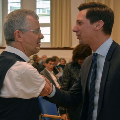 Rainer Schmidt (links) im Gespr�ch mit Landrat Andreas M�ller.