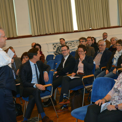 Landrat Andreas M�ller im Gespr�ch mit den Teilnehmern der Fachtagung.