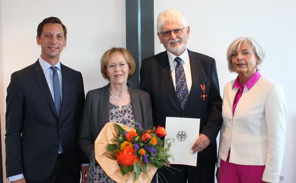 Landrat �berreichte Verdienstkreuz an Kreuztaler Mediziner Dr. Wolfram Hartmann
