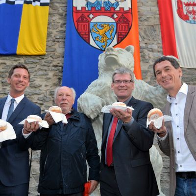 Enth�llung einer Infotafel am Berliner B�ren in der Siegener Innenstadt