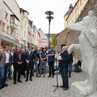 Enth�llung einer Infotafel am Berliner B�ren in der Siegener Innenstadt: Begr��ung durch den 1. Vorsitzenden des Partnerschaftsvereins Sigurd Hofacker.