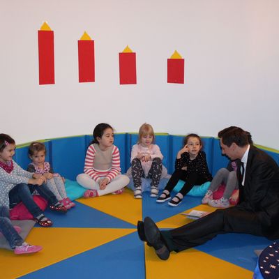 Vorlesetag: Landrat Andreas M�ller in Mitten von Kinder in der kath. Kita St. Peter und Paul.
