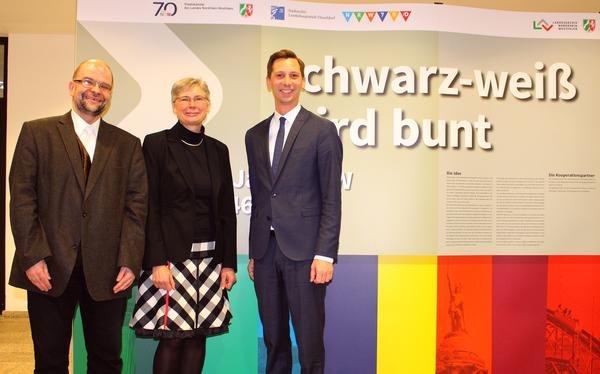 Ausstellungser�ffnung schwarz-wei� wird bunt