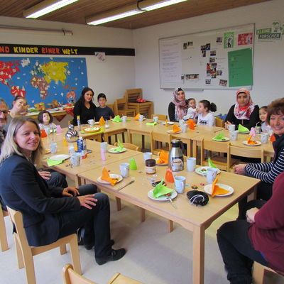 Geburtstagsfeier Rucksack KiTa mit Eltern, Erzieherin, Elternbegleiterin, Kindern und KI