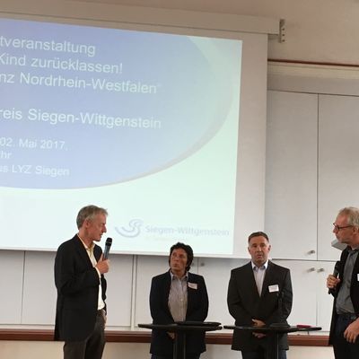 v.l.n.r: Dr. Christoph Grabe, Amtsleiter Gesundheitsamt, Pia Cimolino, Amtsleiterin Jugendamt, Volker vom Hagen, Polizei Siegen, Moderator Axel J�rgens, PETERS & Helbig GmbH