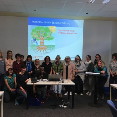 Leben und Lernen im Sprachbad. Teilnehmerinnen mit Referentin Friederike Schlebusch vom KI