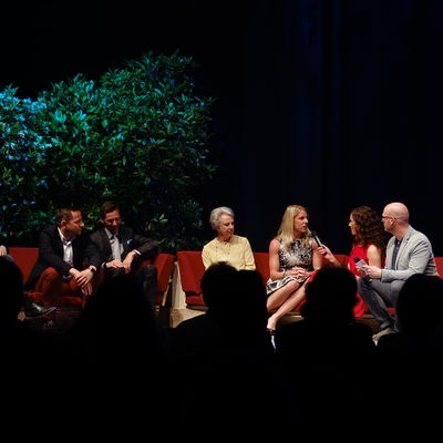 Die G�ste auf der roten Couch (v.l.): Dieter Falk, Timo Latsch, Landrat Andreas M�ller, I.K.H. Prinzessin Benedikte, Lara Hoffmann und die Moderatoren Anne Willmes und Jan Reppahn