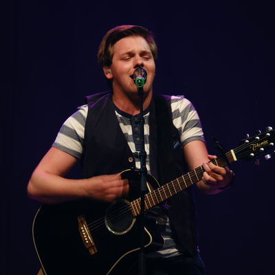 Gerrit Schwan, Frontman der Band "Shure Jungs", mit einem Song zum Kreisgeburtstag "Hier will ich sein - Siegen-Wittgenstein"