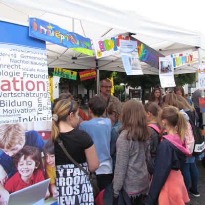 Fragebogen-Aktion beim KI-Stand