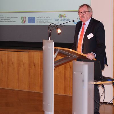 Landrat Frank Beckehoff bei der Zertifikatsverleihung "Familienfreundliches Unternehmen"