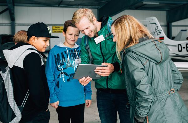 MINT- Rahel und Simon mit den Sch�lern - Foto Erika Schmidt FotoRika (2) - Kopie