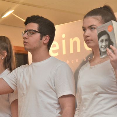 Deine Anne - ein M�dchen schreibt Geschichte, Sch�ler auf der B�hne