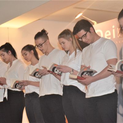 Deine Anne - ein M�dchen schreibt Geschichte, Sch�ler auf der B�hne