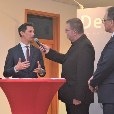 Deine Anne - ein M�dchen schreibt Geschichte, Gespr�chsrunde mit Landrat Andreas M�ller, stv. B�rgermeisterin Verena B�cking und Sparkassendirektor Andreas Dreker