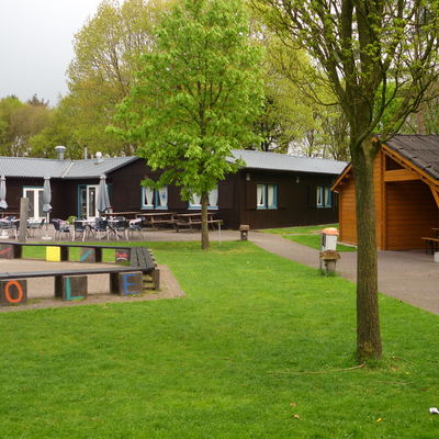Gedenkst�tte Ysselsteyn Geb�ude und Terrasse