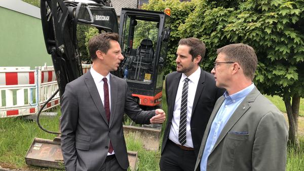Landrat Andreas M�ller (l.) im Gespr�ch u.a. mit B�rgermeister Henning Gronau.