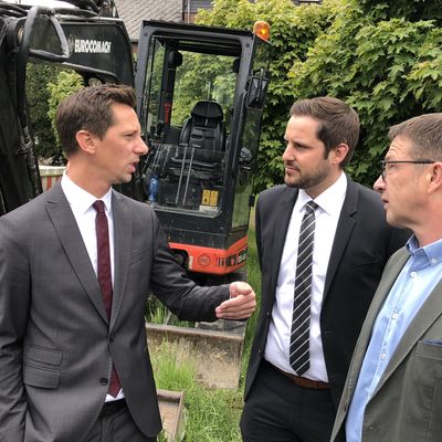 Landrat Andreas M�ller (l.) im Gespr�ch u.a. mit B�rgermeister Henning Gronau.