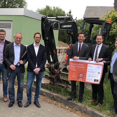 Auch in Wittgenstein hat der fl�chendeckende Ausbau des Breitbandnetzes begonnen. Landrat Andreas M�ller (3.v.r.) und B�rgermeister Henning Gronau (2.v.r.) haben sich u.a. mit Vertretern des Ausbaupartners innogy TelNet am k�nftigen Hauptknotenpunkt in Erndtebr�ck getroffen.