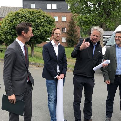 Christoph Brombach von Westnetz erl�utert die Ausbaupl�ne. Westnetz setzt die Ausbauarbeiten im Aufrag von innogy um.