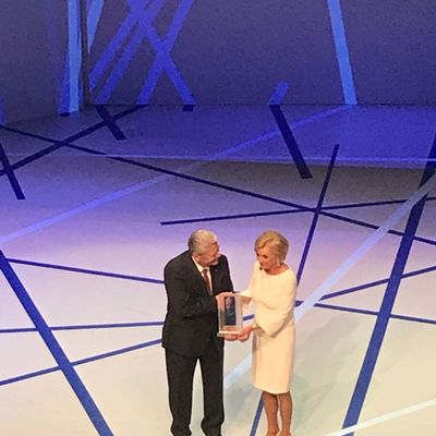 Preis�bergabe durch Liz Mohn, stv. Vorsitzende des Vorstandes der Bertelsmann Stiftung