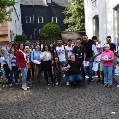 Gruppenbild mit Dozenten und Teilnehmerbescheinigungen