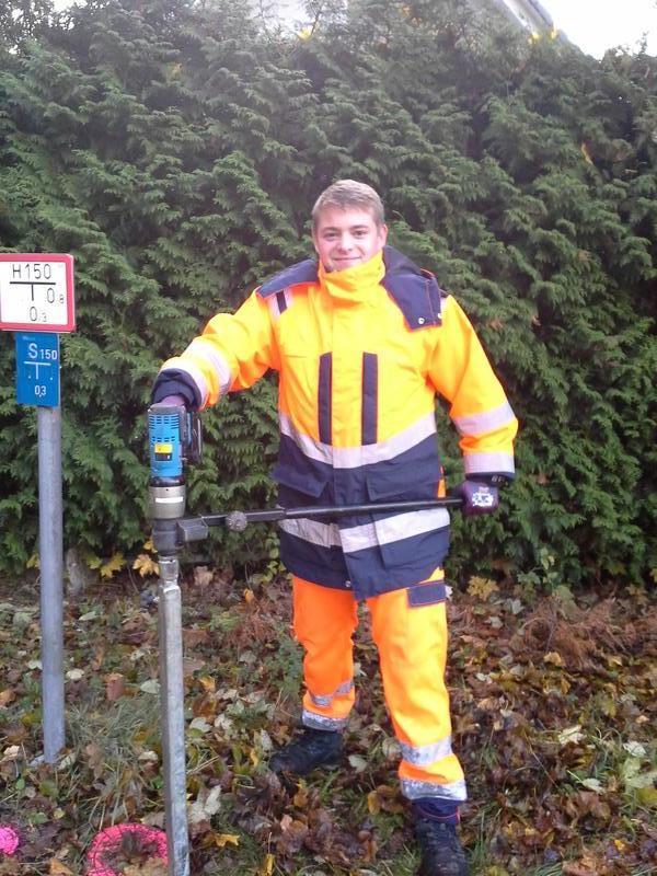 Ein Mitarbeiter des St�dtischen Wasserwerks Kreuztal �ffnet einen Absperrschieber, damit das Wasser wieder l�uft!