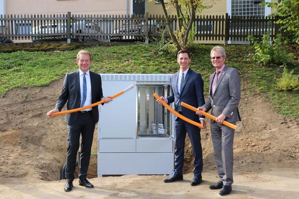 Vor einem Kabelverzweiger im Breitbandausbaugebiet Siegen-Trupbach (v.l.): B�rgermeister Steffen Mues, Landrat Andreas M�ller und Reinhard Rohleder, Regionalmanager Deutsche Telekom.