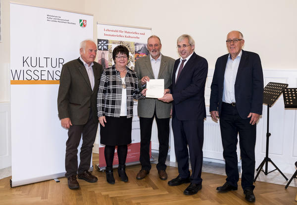 Urkunden�bergabe in D�sseldorf