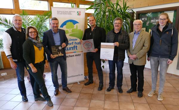 Bei der offiziellen Preisverleihung des Landeswettbewerbes "Unser Dorf hat Zukunft" in Salzkotten haben jetzt Vertreter aus Hilchenbach Urkunden, Sieger-Plaketten und Schecks mit den Preisgeldern entgegengenommen.