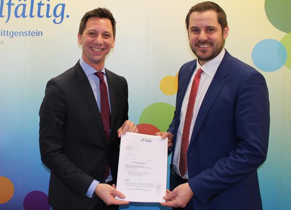 Landrat und NWL-Verbandsvorsteher Andreas M�ller (links) hat jetzt einen F�rderbescheid in H�he von 255.600 Euro zum barrierefreien Ausbau von Bushaltestellen an den Erndtebr�cker B�rgermeister Henning Gronau �bergeben.