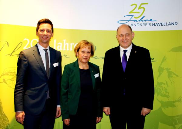 Landrat Andreas M�ller freut sich mit der Kreistagsvorsitzenden Manuela Vollbrecht und dem Landrat des Partnerkreises Havelland Roger Lewandowski (v.l.n.r.) �ber eine gelungene Gala und eine kollegiale Zusammenarbeit.