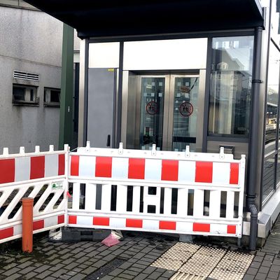 Noch befinden sich rot-wei�e Absperrbaken vor den Aufz�gen.