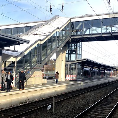 Auch �ber Treppenaufg�nge kann man bald die neue Fu�g�ngerbr�cke nutzen, die nicht nur die Bahnsteige erschlie�t, sondern auch Innenstadt mit dem Fischbacherberg verbindet.