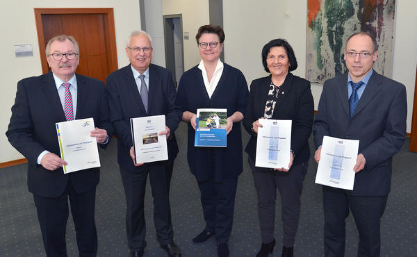 Das Bild zeigt (v. l.) Frank Beckehoff (Kreis Olpe), Dr. Karl Schneider (Hochsauerlandkreis), Kreisdirektorin Barbara Dienstel-K&uuml;mper (M&auml;rkischer Kreis, in Vertretung f&uuml;r Landrat Thomas Gemke), Eva Irrgang (Soest) und Kreisdirektor Thomas Damm (Kreis Siegen-Wittgenstein, in Vertretung f&uuml;r Landrat Andreas M&uuml;ller).