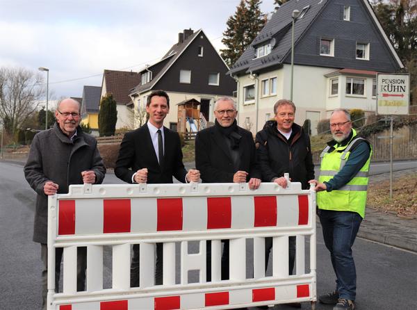 V. l. n. r.: Erwin Rahrbach (Dezernent Bauwesen, Stadt Netphen), Landrat Andreas M&uuml;ller, Eberhard Zimmerschied (Landesbetrieb Stra&szlig;en NRW), Rainer Schild (Fachbereichsleiter, Stadt Netphen), Olaf L&uuml;ck (Bauleiter, Firma Dr. Fink-Stauf).