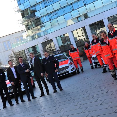 (Alle linke Reihe): Landrat Andreas M�ller (3.v.r.) �bergibt acht neue Notarzteinsatzfahrzeuge an das DRK. Mit dabei: R�diger Schmidt (r.) und Dr. Martin Horchler (DRK, 2.v.r.), Thiemo Rosenthal (Referatsleiter Kreisverwaltung, Mitte), Thomas Tremmel (Amt