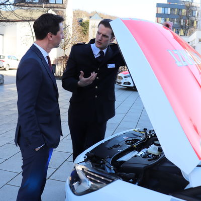 Im Motorraum sitzen auch die elektroakustischen Warnsysteme.