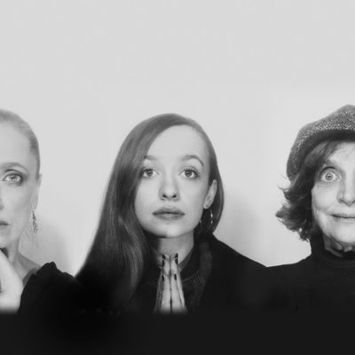 Katharina, Anna und Nellie Thalbach (7.6.) mit �Witwendramen�: Eine Revue f�r mehrere Witwen von Fitzgerald Kusz - was passiert, wenn Mann, Vater oder Patron das Zeitliche segnen. Unterhaltsam und nachdenklich lassen die drei Generationen der Schauspielerfamilie dabei ihren Interpretationen freien Lauf und wechseln von der Lustigen Witwe zur Witwe Bolte, von Yoko Ono zu Margot Honecker, von heiteren, ironischen bis hin zu traurigen Momenten.