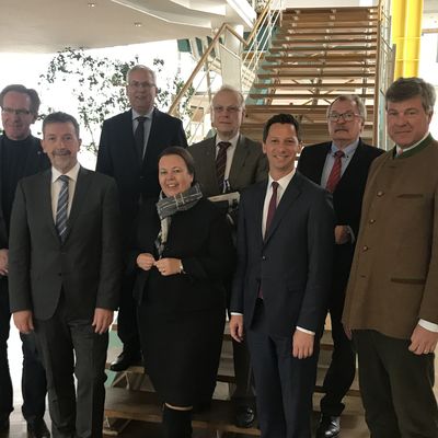 V.l.: Heinrich Barkmeyer(Wald/Holz NRW), B�rgermeister Fuhrmann(Tr�gerverein), Landrat Dr. Schneider(HSK), Ministerin Heinen-Esser, Jochen K�nig(Wittgenstein-Berleburg'sche Rentkammer), Landrat M�ller(SI), Landrat Beckehoff(OE), Freiherr Heereman(WBV NRW)