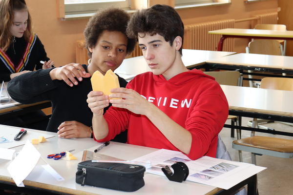 Melvin und Philipp setzten beim Bootsbau auf Symmetrie und Aerodynamik.