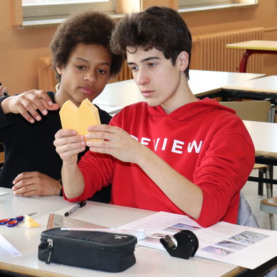 Melvin und Philipp setzten beim Bootsbau auf Symmetrie und Aerodynamik.