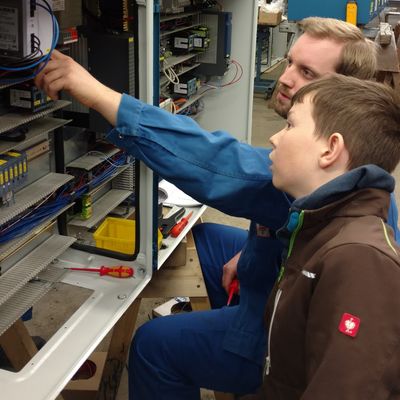Robin und Geselle Christoffer Stein am Schaltschrank