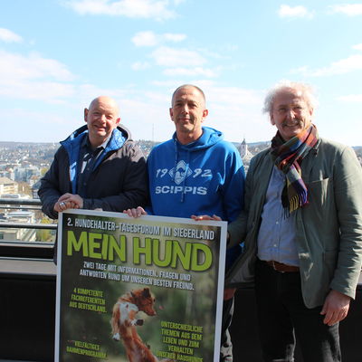 Das Veranstaltungsteam von links: Holger Glasmachers, Stadt Kreuztal, Andreas Schmitt, &raquo;Hund-Beziehung-Mensch&laquo; Freudenberg, und Winfried Hofmann, Kreis-VHS.