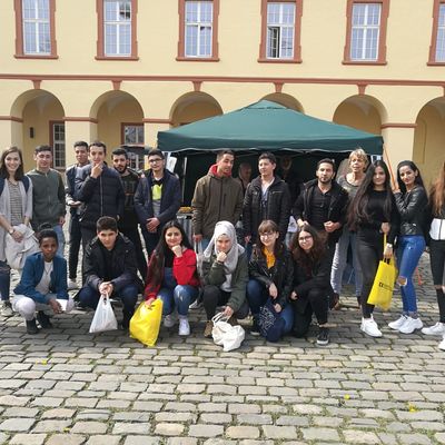 Teilnehmer FIT in Deutsch besuchen den Markt in Siegen