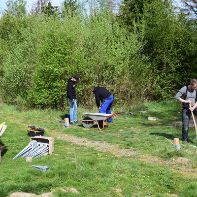 Aufbau "Kultibunt - Der Weg" am �SCH�NUNDGUT Erfahrungsfeld Fischbacherberg�